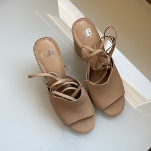 Taupe/tan Gianni Bini mule heel with ties